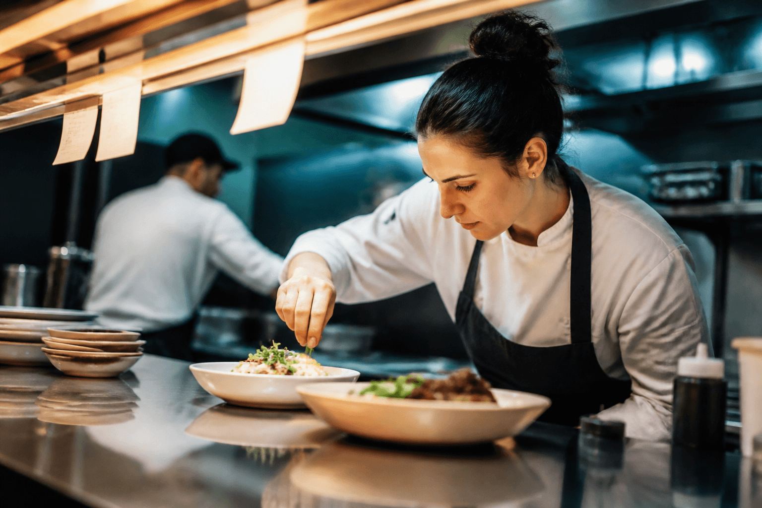 Operação de alimentação com cozinha e pedidos em andamento